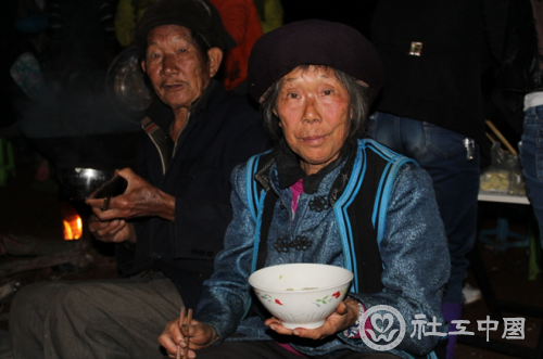 吃饺子的老人
