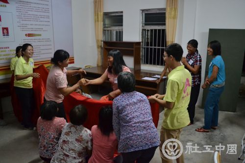 图一：妇女欢乐无比