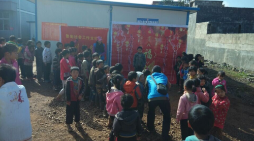 社工在给小孩们照相
