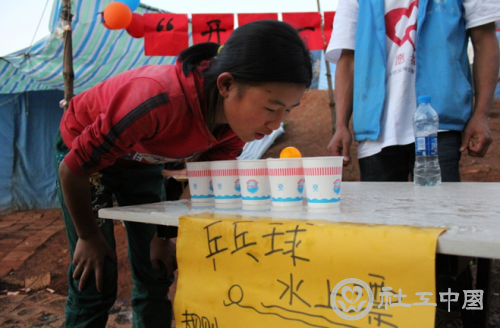小孩在玩乒乓水上漂游戏
