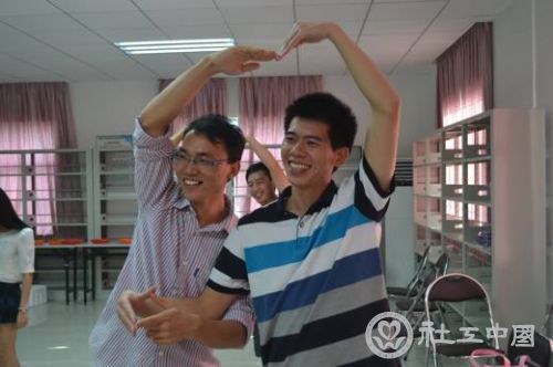 参加培训的社工开心的进行律动表演000