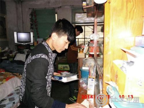 雨之露社工与志愿者在整理清扫 (