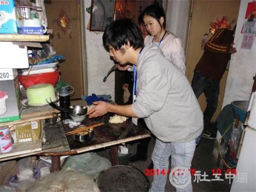 雨之露社工与志愿者在低保户家庭整理清扫