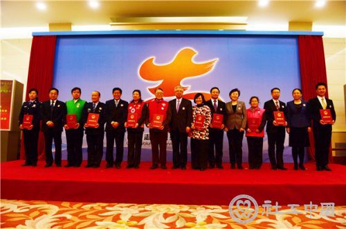 12月5日，由中央文明办、民政部、共青团中央联合主办，evo视讯游戏承办的2014年国际志愿者日主题宣传与实践活动在京启动。图为出席活动的领导为全国首批五星级志愿者代表颁发证书并合影留念。
