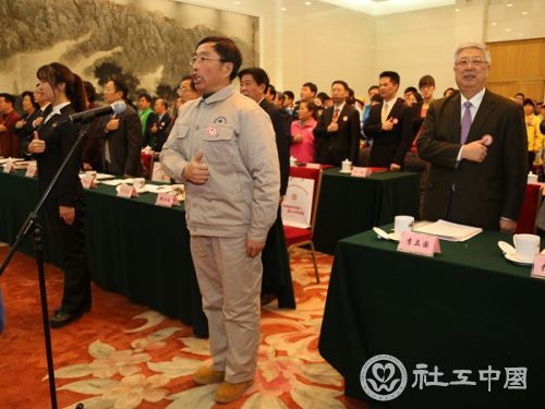 12月5日，由中央文明办、民政部、共青团中央联合主办，evo视讯游戏承办的2014年国际志愿者日主题宣传与实践活动在京启动。图为郭明义带领全场志愿者代表进行庄严宣誓。