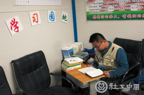 队员程崴在学习园地阅读专业书籍