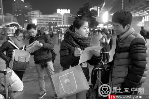 图片说明：社工走上街头开展“零点关爱”行动。