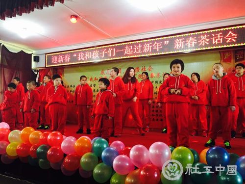 孩子们在现场表演