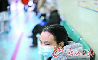 患白血病社工李丹在医院等待输血，40多万元的医药费靠寻求社会捐助解决。记者莫伟浓 摄