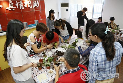 “花公益”双低群众在天河人设局免费提供的生产基地自主生产
