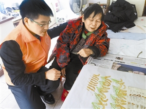 曹春“点评”老人的绘画作品。