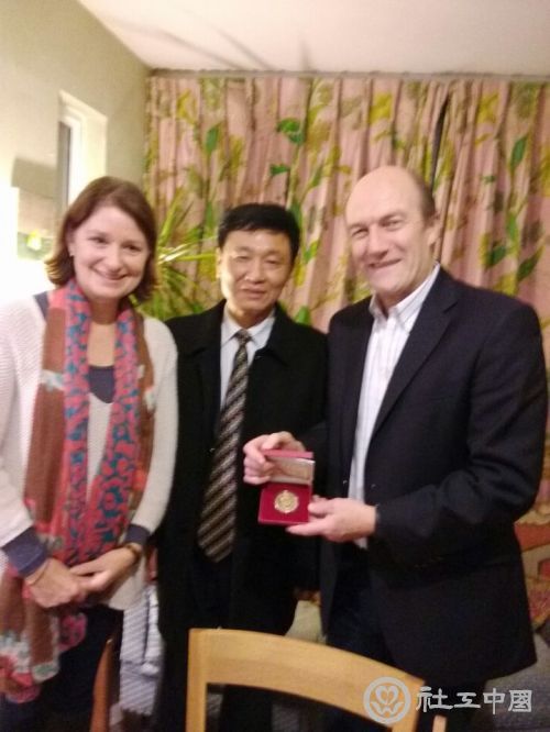 刘良玉副会长向英国“美满婚姻”课程创始人夫妇赠送我会纪念币。