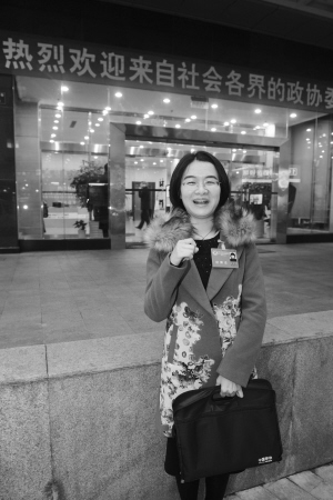 昨天下午，市政协十四届委员里最年轻的“85后”社工黎丽接受记者采访。记者龚国荣摄
