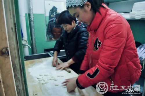　离开民俗博物馆后，孩子们来到石家庄北杜小学，这里，几名社工已经和学校食堂师傅早早做好准备，等着和孩子们一起包饺子了。