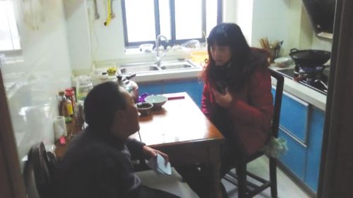 　刘芬媛看望洪老伯
