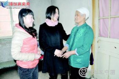 马丽丽跟王贞贞(左)一起看望赵淑云(右)