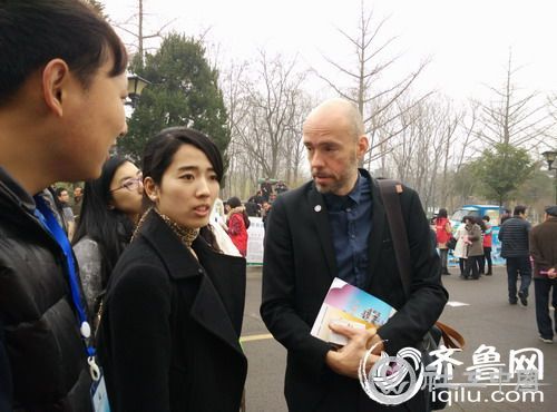 在国际社工日的活动现场，更有国际友人在济南优抚医院的展板前驻足。