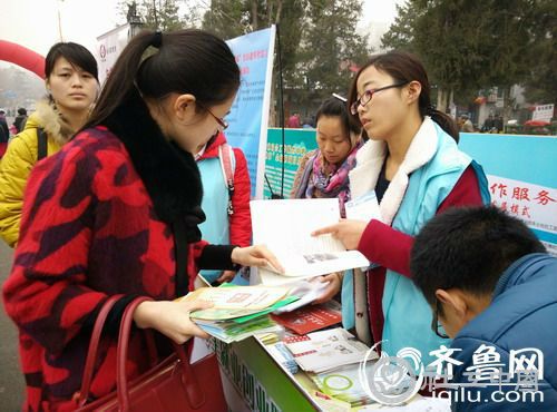 图为基爱社工为市民介绍项目。