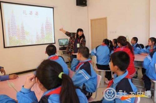 社工汪可友为孩子们讲述绘本《花婆婆》的故事。