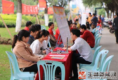 工作人员除普及社工知识外，还为市民提供医疗保健服务。