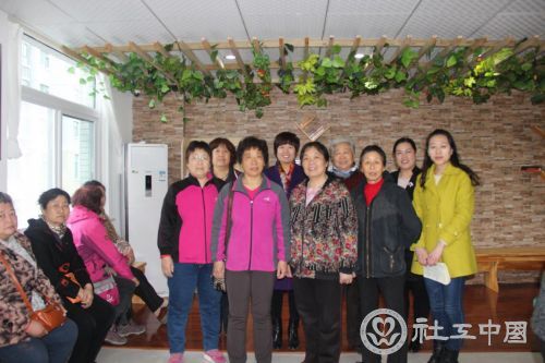 社工、社区工作人员、社区志愿者（电脑小组助教老师）合影