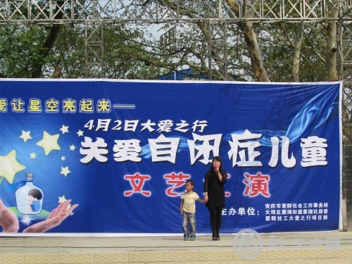 妈妈牵着小朋友的手深情演唱