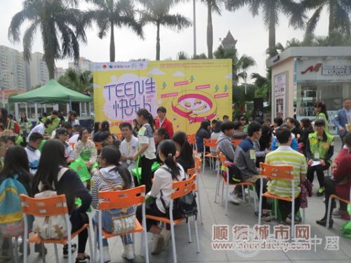 青少年们围坐在一起分享成长的困惑