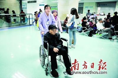 　　医务社工将担当医生的助手、护士的伙伴和患者的朋友，为患者提供“非医学”“非临床”上的服务。南方日报记者 王云 摄