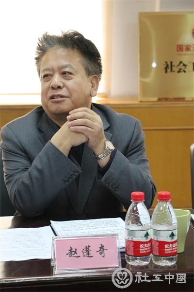 赵蓬奇副会长向无国界社工代表介绍内地社会工作情况