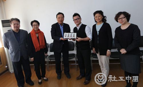 刘京、赵蓬奇与无国界社工代表合影