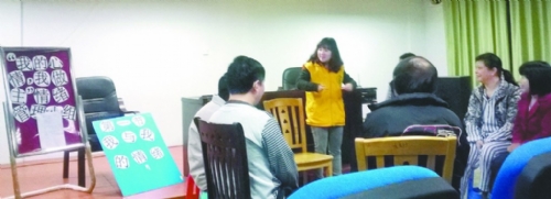 工伤社工为受伤员工及其家属开展心理辅导服务。受访者供图