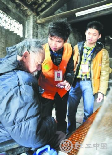 社工正在为弱势群体提供帮扶服务。 记者文波摄（资料图片）
