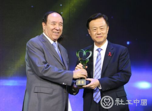 许荣茂获慈善领袖