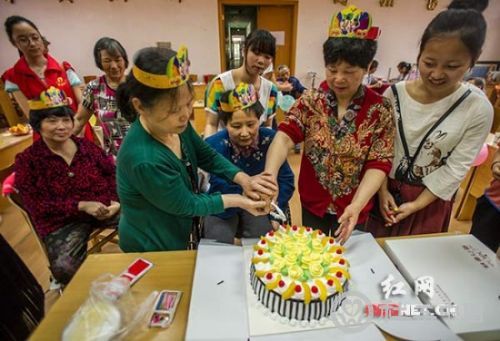 社工闻胜楠：母亲节里送温馨（组图）