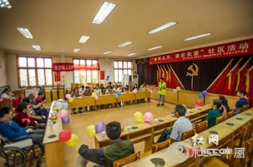 社工闻胜楠：母亲节里送温馨（组图）