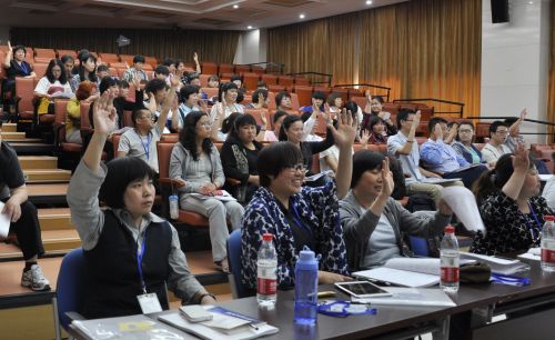 各地代表一直举手表决通过“全国脑瘫康复社会协作办公室会员管理办法”