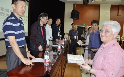 主办单位聘请意大利著名康复专家杜乐梅教授、北京大学人文医院研究院院长助理刘继同教授、中国康复研究中心社会职业康复科主任郭薇教授、武警总医院原骨科主任姚建祥教授、首都医科大学附属友谊医院原骨科主任罗先正教授、解放军总医院整形外科原副主任柳春明教授为全国脑瘫康复协作办公室首批督导专家。