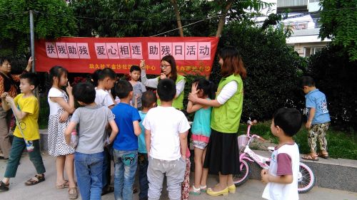社工在向居民介绍残疾人及残疾日的相关知识