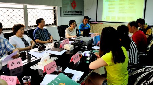 考察组成员与广东省社工师联合会领导进行座谈。