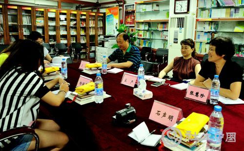 考察组成员与广州市社工处、广州市社会组织联合会领导座谈。