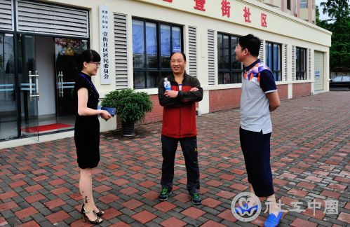 考察组在都江堰市壹街社区主任介绍社区与社会组织配合活动的情况。