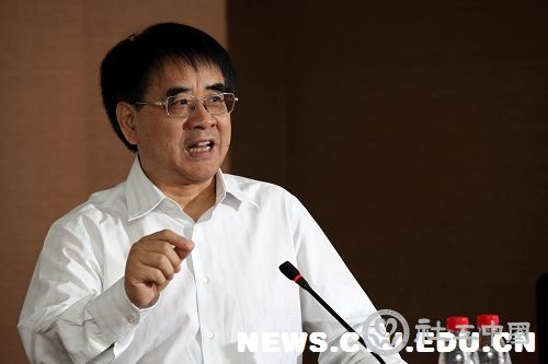 科技部副部长张来武教授、民政部社会工作司司长王金华、中国社会工作教育协会会长王思斌及我校党委书记倪邦文等领导出席研讨会。