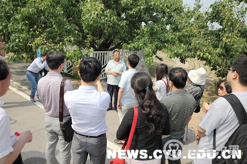 提问环节，与会学者进一步探讨了社会工作与新农村发展结合的理论与实际落地问题。5月25日，各位学者共赴北京市社会工作与新农村发展结合的试点村、北京市大兴区庞各庄镇梨花村考察。