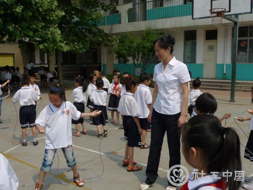 李伟华社区庆六一跳绳比赛