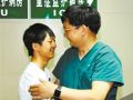 连体婴儿分离手术19年后考上大学回医院谢恩
