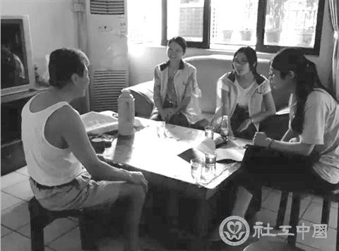 兴 乐社区社工网格员走进居民家中收集意见。/通讯员摄 