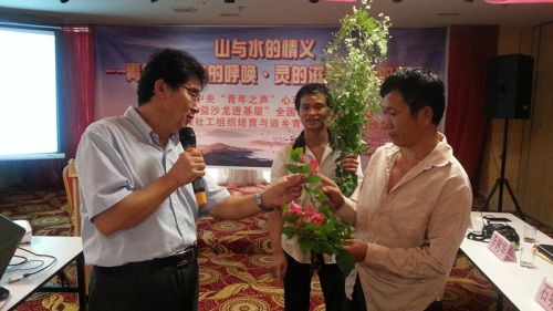 李树华教授在指导青年农民如何利用村前屋后的常见乡土植物做景观盆栽_副本