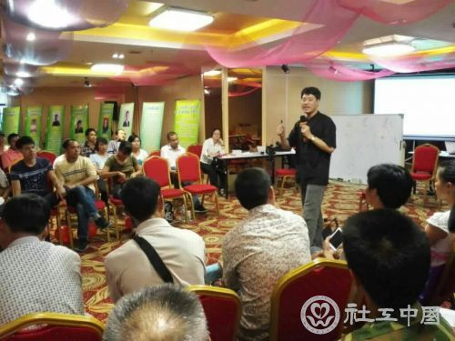石明泉老师在演讲_副本