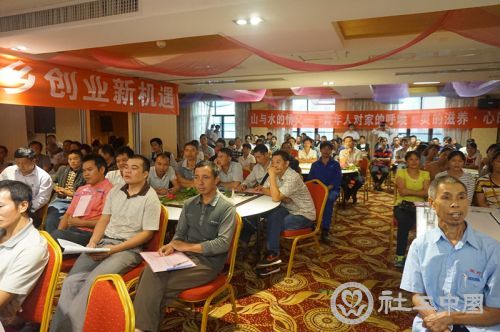 农民们在认真聆听李树华教授演讲_副本