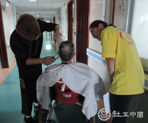 “大叔，理发师傅会帮您理一个很帅的发型哦。”